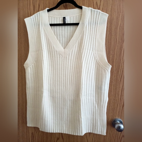 H&M Cream Vest Sweater - Picture 1 of 3